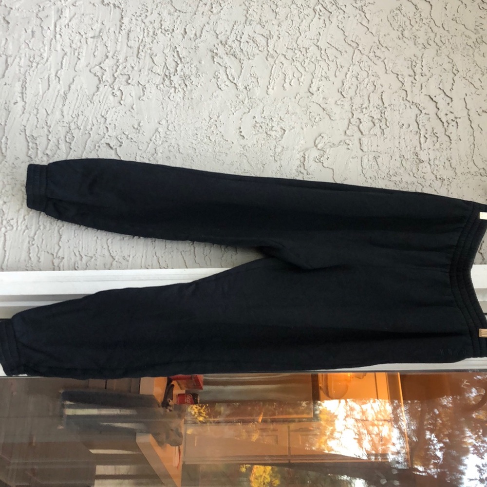 Black sweatpants pink (Victoria’s secret)